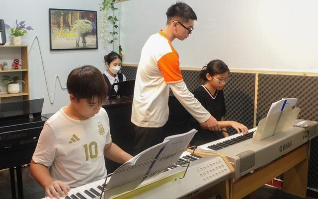 Lớp Piano Nhóm Nhỏ – Tương Tác Trực Tiếp Cùng Giảng Viên